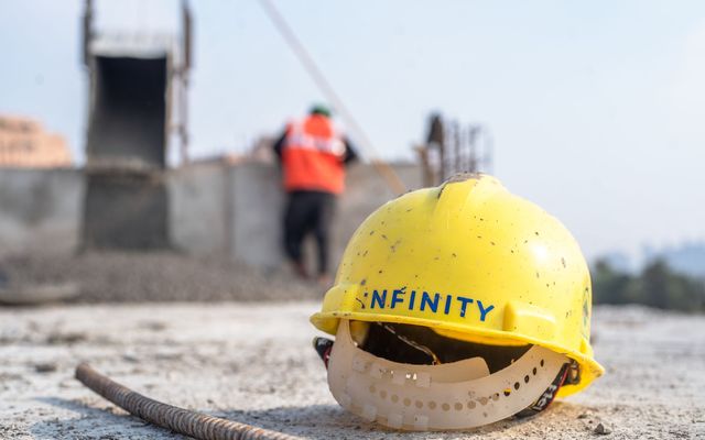 Casco de seguridad de obra en primer plano