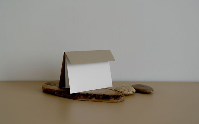 Carta doblada sobre una mesa