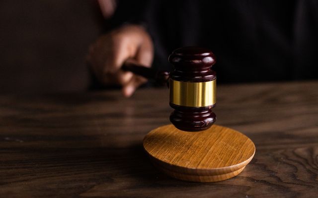 Mazo de juez sobre un escritorio de tribunal