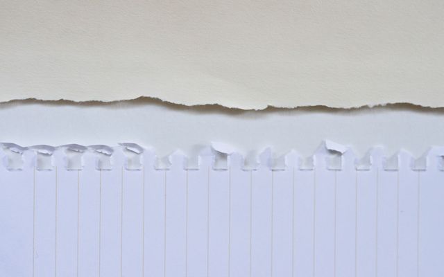 Papel rasgado en primer plano
