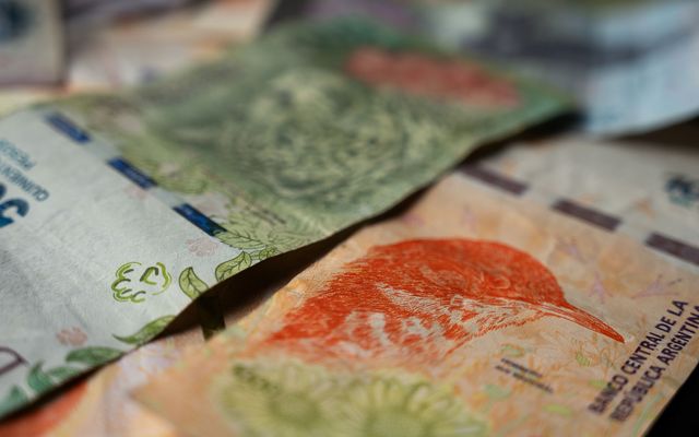 Billetes sobre una mesa en primer plano