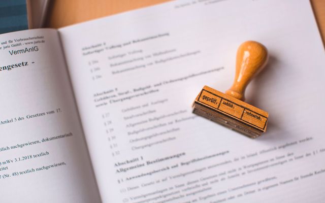 Timbre oficial sobre un documento legal