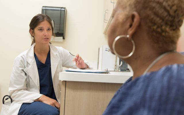 Profesional de la salud atendiendo a una paciente