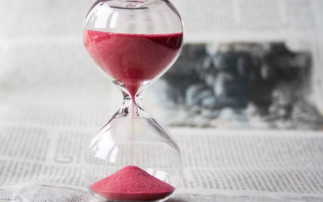 Reloj de arena sobre un periódico