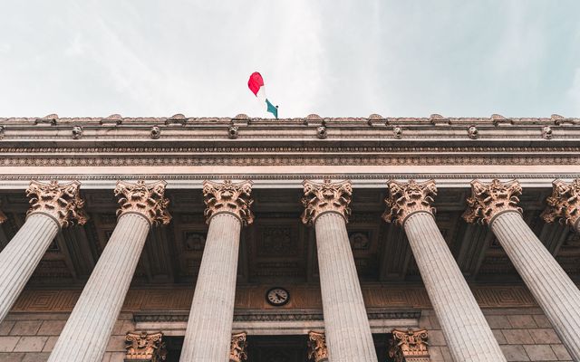 Columnas de un edificio de tribunales