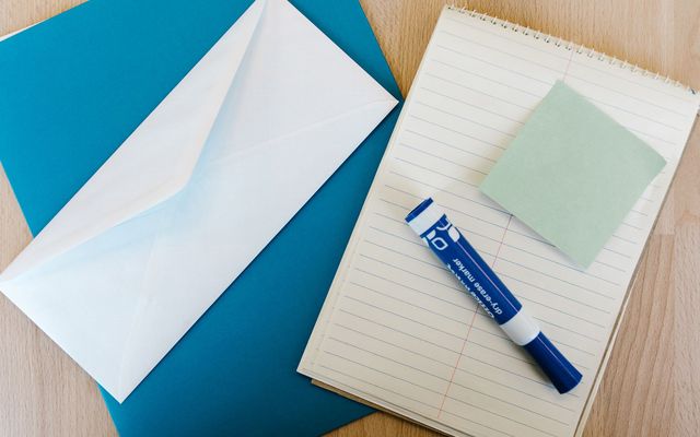 Sobres y libreta sobre un escritorio