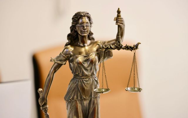 Estatua de la justicia con su balanza